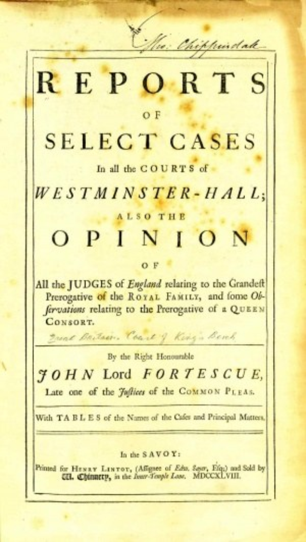 Ein in Leder gebundenes Buch mit dem Titel "Berichte über ausgew├Ąhlte F├Ąlle in den Gerichten von Westminster-Hall sowie die Meinung von John Lord Fortescue" ist auf einer Seite mit schwarzer Tinte aufgeschlagen.