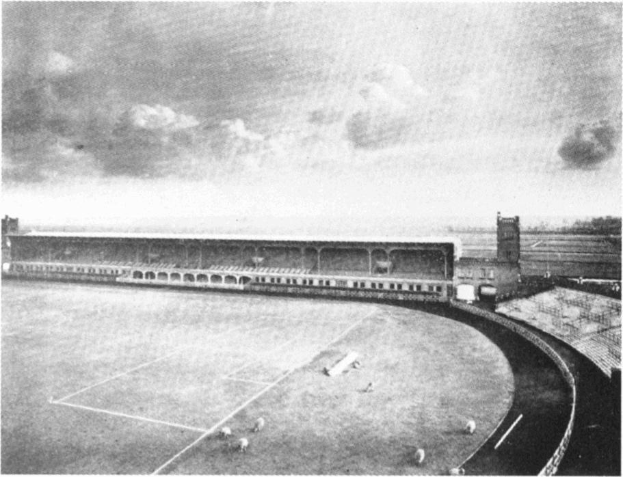 Schwarzes und weißes Foto eines Fußballfeldes mit einem Stadion, das von Bäumen umgeben ist und ein bewölkter Himmel mit dem Text "Stoke City Football Club" am Boden.