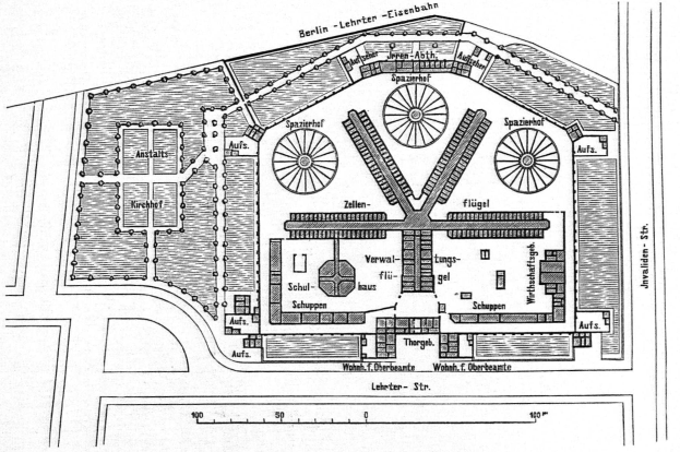 Ein detaillierter Architekturplan eines Gebäudes mit zahlreichen Fenstern, bezeichnet als der Lageplan von Lehrten-eisenbahn, mit Text- und numerischen Anmerkungen zur Darstellung des Gebäudelayouts.