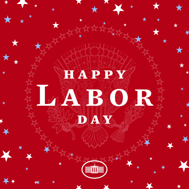 Ein Plakat mit "Glücklicher Arbeitertag" in fetter weißer Schrift auf einem leuchtend roten Hintergrund, umgeben von farbigen Sternen verschiedener Größen.