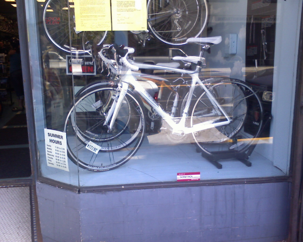 Mehrere Fahrr√°der in einer gläsernen Vitrine ausgestellt.