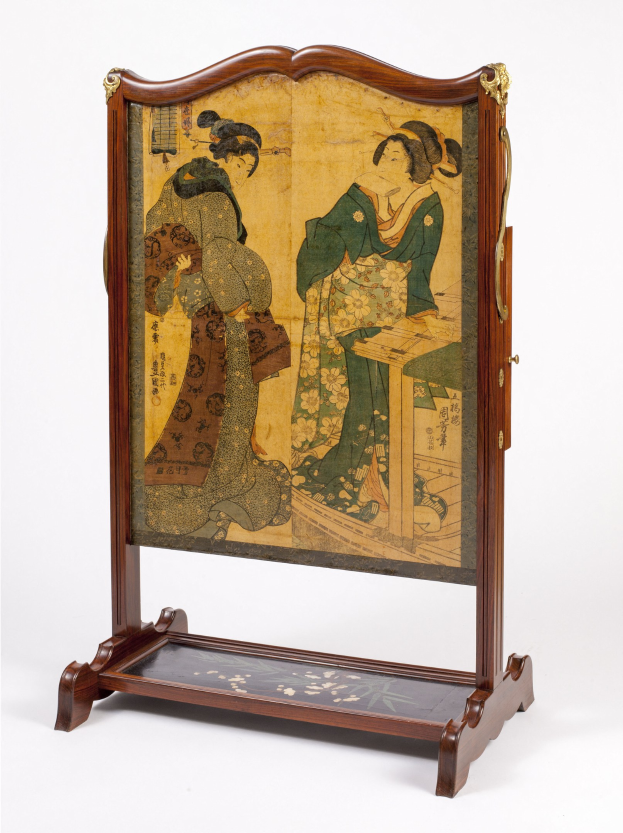 Japanisches Faltbildschirm mit einer Malerei von zwei Geishas in traditioneller Kleidung, gerahmt in Holz, vor einem weißen Hintergrund.