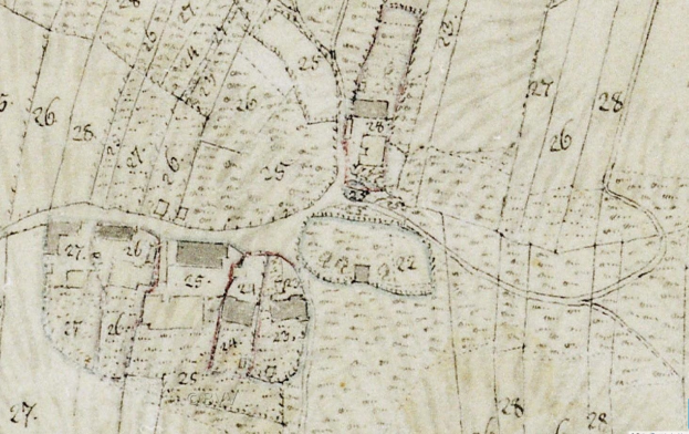 Detailierte alte Stadtkarte mit numerierten Gebäuden, Straßen und Text, die eine geplante Baustelle am unteren Rand anzeigt.