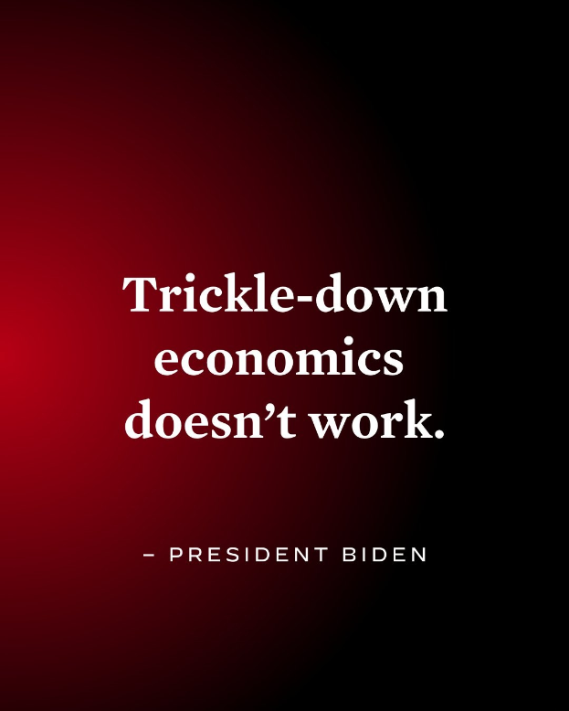 Plakat mit fetter schwarzer Schrift "Trickle-Down Economics Works Not" auf weißem Hintergrund, eingerahmt von einem dünnen schwarzen Rand, mit einem Zitat des Präsidenten Biden.