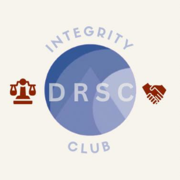 Ein blauer Kreis mit "Integrity Club" in weißer Schrift, links eine Waage und rechts zwei sich schüttelnde Hände.