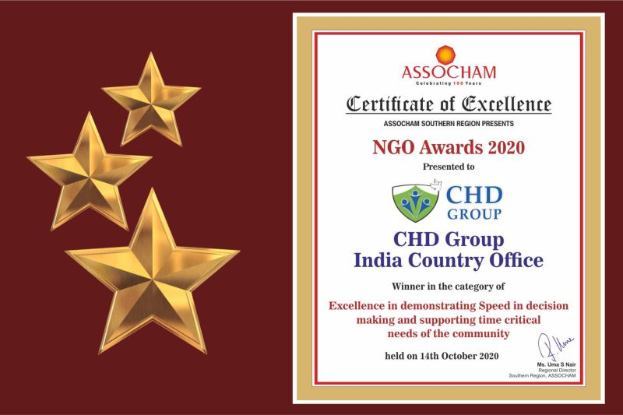 Auszeichnung für die Ngo Awards 2020 mit drei Sternen links, Text "Chd Group India Country Office" rechts und einem Schild-Logo mit einem Stern und einem Lorbeerkranz.