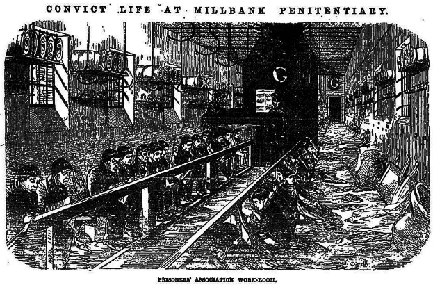 Eine Schwarz-Weiß-Zeichnung eines Bahnhofs mit Menschen, die auf verschiedenen Gegenständen sitzen, einschließlich Bahnschienen, Geländern, Wänden und Fenstern, mit dem Text "verurteilt Leben in Millbank-Gefängnis" oben und unten.