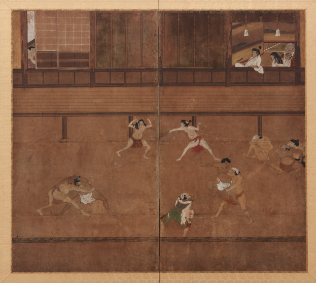 Ein Gemälde in einem Rahmen, das ein Sumo-Match mit Ringern in der Mitte und einer Zuschauermenge zeigt, mit leuchtenden Farben und detaillierten Einzelheiten.
