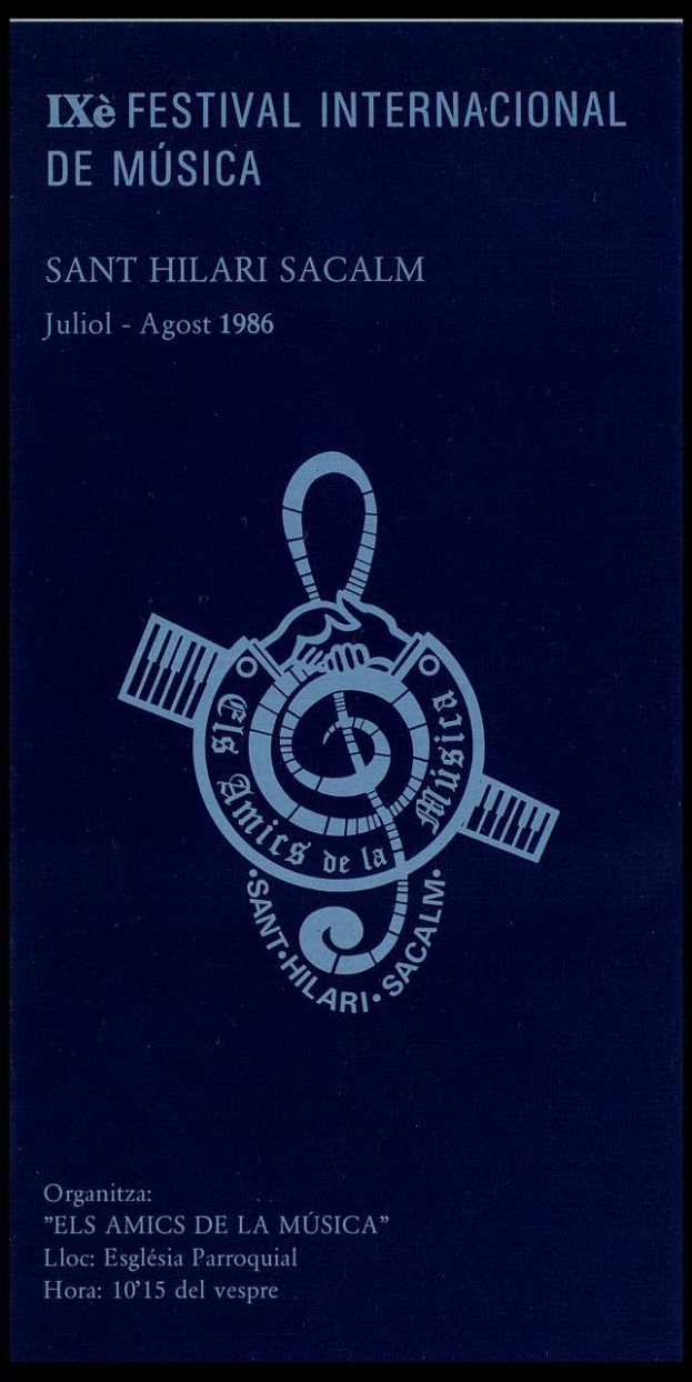 Ein Plakat für das Ixé Festival Internacional de Música, das ein kreisförmiges Logo mit einem Musiknoten zeigt, der von einem Kranz aus Blättern und Blumen umgeben ist, mit der Aufschrift 'International Music Festival' in fetter weißer Schrift auf einem tiefblauen Hintergrund mit funkelnden Sternen.