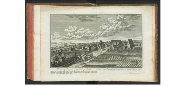 Ein offenes Buch mit dem Titel "Landschaft des Rheinlands-Westfalens" aus dem Jahr 1805, das eine Zeichnung eines Dorfes zeigt, umgeben von Häusern, Bäumen, Hügeln und Wolken am Himmel.