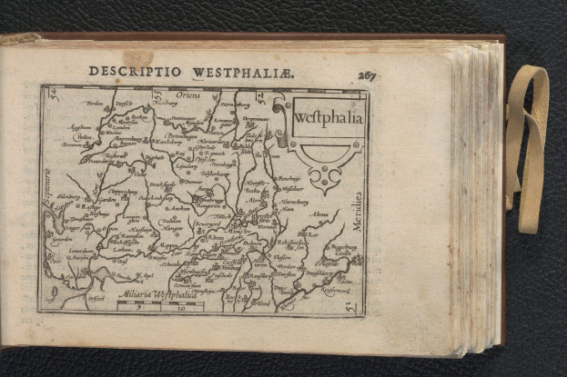 Ein aufgeschlagenes Buch mit einer detaillierten Karte der westfälischen Geographie auf einem schwarzen Untergrund.