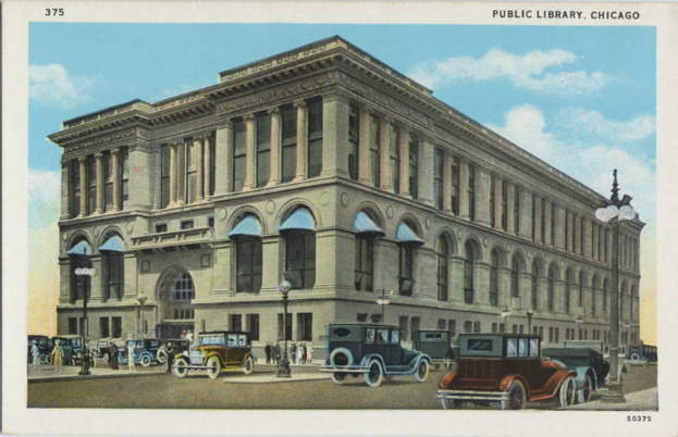 Eine alte Ansichtskarte zeigt eine öffentliche Bibliothek in Chicago, Illinois, mit einem Gebäude, Straßenlaternen, Autos, Menschen auf dem Gehweg und einer bewölkten Himmel.