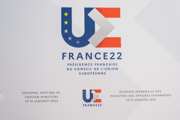 Plakat für die "Frankreich 22 - Informelle Tagung der Außenminister" mit dem EU-Logo, einem blauen Kreis, weißer Umrandung und einem weißen Stern.