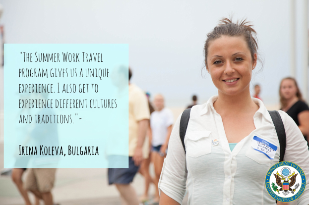 Eine Frau mit einer Tasche lächelt umgeben von einer Gruppe von Menschen, die gehen, mit Text auf der linken Seite, der einen Satz über das Sommerarbeitsreisprogramm enthält.