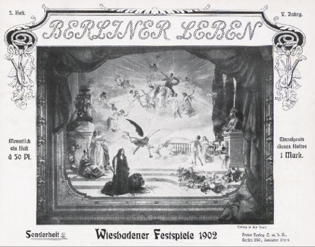 Schwarz-weiß-Foto einer Bühne mit Schauspielern in traditioneller deutscher Tracht während der "Wiesbadener Festspiele 1902", mit einem applaudierenden Publikum im Hintergrund.